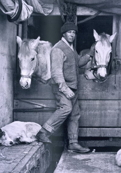 テラ・ノバ号のオーツ少佐と2頭のポニー（「スコットの最後の探検」より）（モノクロ写真 作： Herbert Ponting