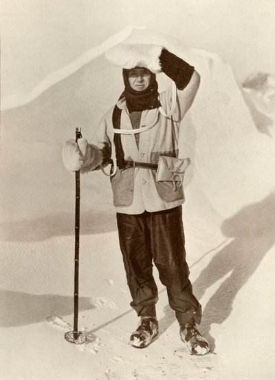 スコット船長、そり仕訳帳を入れた財布を着ている、c1910-1911、1913 作： Herbert Ponting