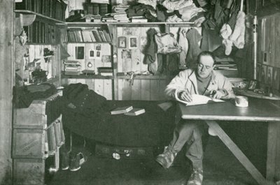 スコット船長、日記を書く 作： Herbert Ponting