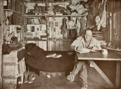 スコット船長の書斎、1911年、1913年 作： Herbert Ponting