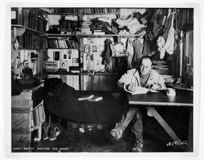 テラ・ノバ」南極探検中に日記を書くスコット船長（1910-13年）（ブロマイドプリント 作： Herbert Ponting