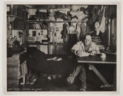 スコット船長がテラノヴァ遠征（1910-13）中に南極への日記を書く（臭化物プリント） 作： Herbert Ponting