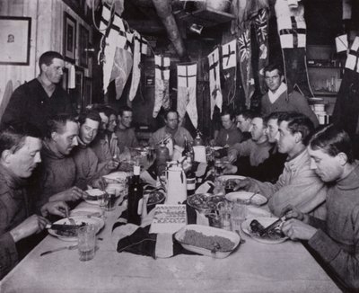 スコット船長の誕生日会（モノクロ写真 作： Herbert Ponting