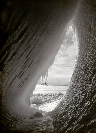 氷に刻まれた洞窟 作： Herbert Ponting