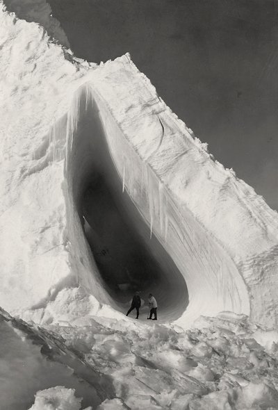 氷に刻まれた洞窟 作： Herbert Ponting