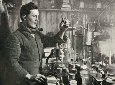1913年9月15日、1913年、彼の研究室でのアトキンソン博士 作： Herbert Ponting