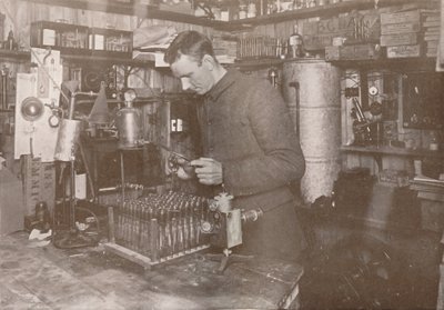 1911年12月21日、1913年、彼の研究室でのシンプソン博士 作： Herbert Ponting