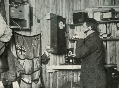 観察のタイミングを定めた電話の反対側の小屋にいるシンプソン博士、c1911、1913 作： Herbert Ponting