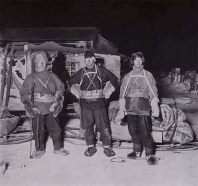 ケープ・クロージャーに向けて出発するウィルソン博士、ボワーズ中尉、チェリー＝ガラード（モノクロ写真 作： Herbert Ponting