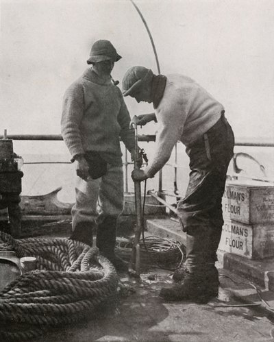 ハープーンガンを装填するウィルソン博士とアトキンソン博士、c19101913、1913 作： Herbert Ponting