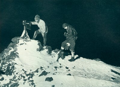 ウィルソン博士とリュート。バウアーズ、ランプ温度計を読む、c1911、1913 作： Herbert Ponting