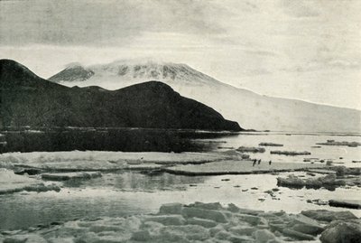 マクマードサウンドに入る-ケープバードとエレバス山、c19101913、1913 作： Herbert Ponting