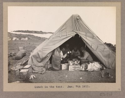 テントで昼食をとる4人の探検隊員 作： Herbert Ponting