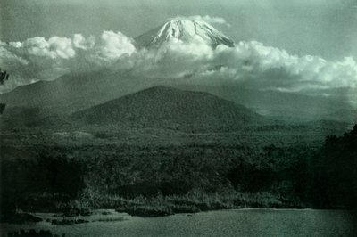 1910年の日の出の富士。 作： Herbert Ponting