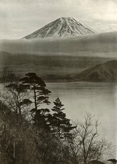 Fuji from Nakano-Kura-Toge, 1910.  作： Herbert Ponting