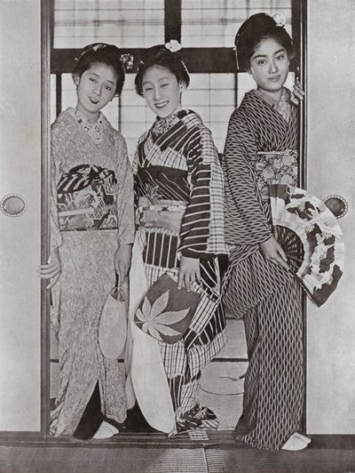 芸者（モノクロ写真 作： Herbert Ponting
