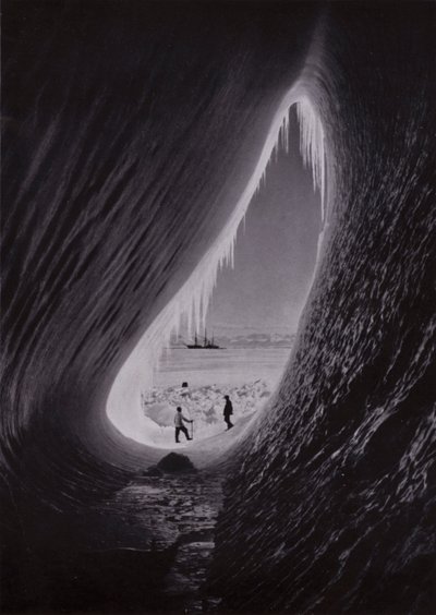 氷山の中の洞窟、遠くに見えるテラノバ（モノクロ写真 作： Herbert Ponting