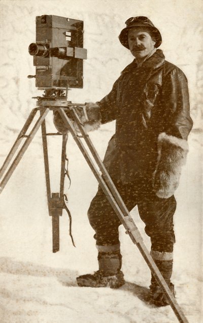 HGポンティングと彼の映画用カメラの1つ、1912年1月、1913年。 作： Herbert Ponting