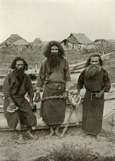 紺野八武、センターの狩人と二人のアイヌ漁師、1910年。 作： Herbert Ponting