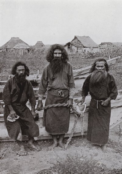 狩人ハプコンノ（中央）とアイヌの漁師2人（モノクロ写真 作： Herbert Ponting