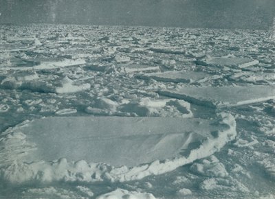 船が停泊したヘビーパック、1912年、1913年 作： Herbert Ponting