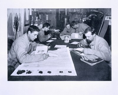 「スコットの最後の遠征」からの冬の四分の一の小屋 作： Herbert Ponting