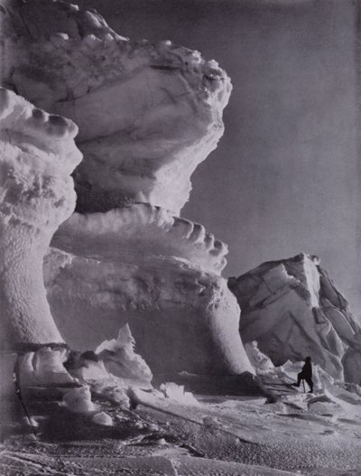ベルク城の氷の砦（モノクロ写真 作： Herbert Ponting