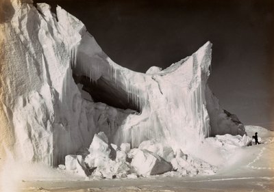 イギリスの南極探検で撮影された冬の終わりの氷の城 作： Herbert Ponting