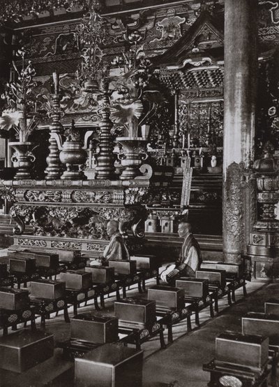仏教寺院の内部（モノクロ写真 作： Herbert Ponting