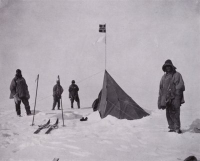"黒い旗、ノルウェーの旗だった。アムンゼンが最初にポールに立った」（モノクロ写真 作： Herbert Ponting