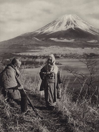 1920年代の日本。日本で最も神聖な山である富士山（モノクロ写真 作： Herbert Ponting