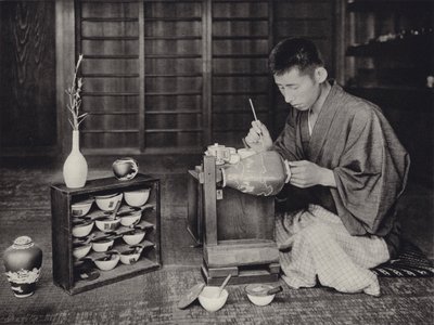 1920年代の日本。陶磁器を描く（モノクロ写真 作： Herbert Ponting