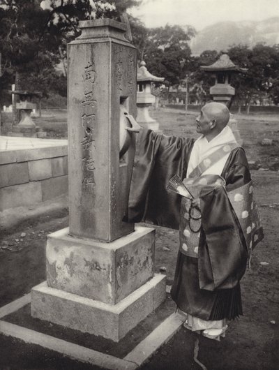 1920年代の日本。祈りの輪と僧侶（モノクロ写真 作： Herbert Ponting