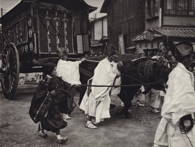 1920年代の日本。身分の高い人の神道的な葬儀（モノクロ写真 作： Herbert Ponting