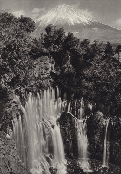 1920年代の日本。白糸の滝（モノクロ写真 作： Herbert Ponting