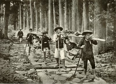 神社に行く日本人女性、日光、1910年。 作： Herbert Ponting
