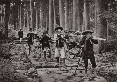 山加護によるレディース・トラベリング（モノクロ写真 作： Herbert Ponting