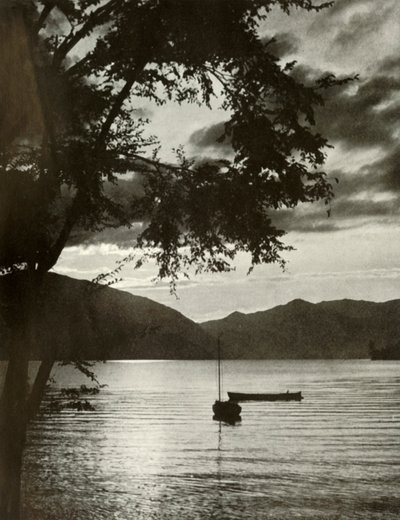 中禅寺湖、1910年。 作： Herbert Ponting