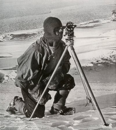 リュート。 4インチセオドライトによるERGRエバンス測量、1911年10月、1913年。 作： Herbert Ponting