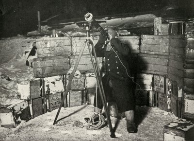 リュート。 1911年6月8日、1913年6月8日、木星のオカルトを観測するエヴァンス 作： Herbert Ponting