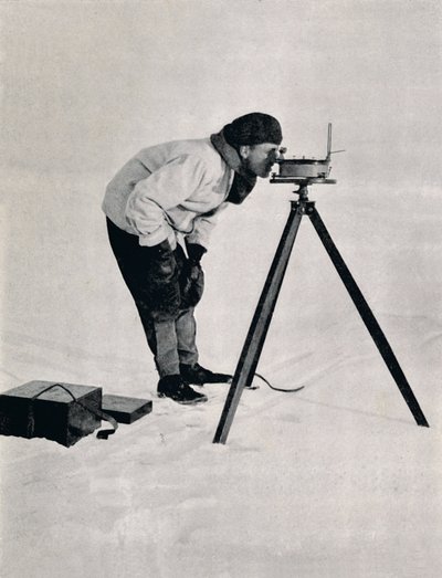 リュート。プリズム型コンパスを備えたペネル、1910年12月、1913年 作： Herbert Ponting