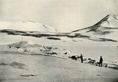 1911年11月4日、1913年、ディスカバリーハットでのミアーズとディメトリ。 作： Herbert Ponting