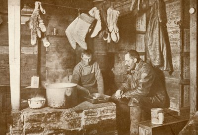 1911年11月3日、ディスカバリー小屋の浮きストーブでのミアーズとディメトリ 作： Herbert Ponting