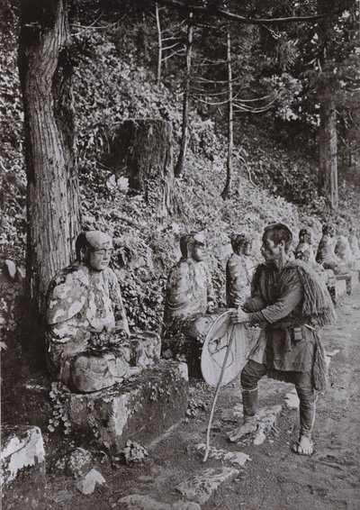 日光の「がまんが淵」での「瞑想」の様子（モノクロ写真 作： Herbert Ponting