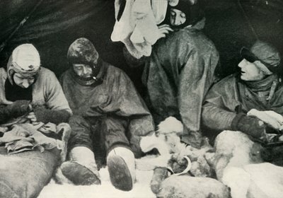 北極党のメンバーが彼らの寝袋に入った、c1911、1913。 作： Herbert Ponting