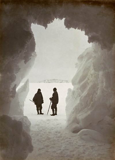 南極探検中に氷から切り出された洞窟の外にいる男たち 作： Herbert Ponting
