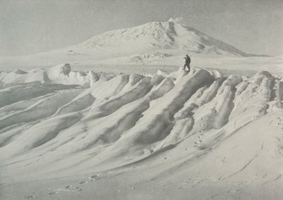 1913年10月、1913年10月、水に覆われた氷山の上のエレバス山 作： Herbert Ponting