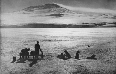 活動の兆候を示すエレバス山、c1910、1928 作： Herbert Ponting