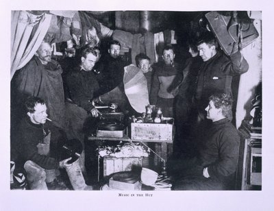 小屋の音楽（スコット大尉を含む）、「スコットの最後の遠征」より 作： Herbert Ponting