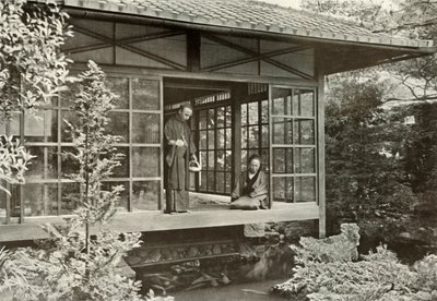 浪川さんが鯉に餌をやる1910年。 作： Herbert Ponting